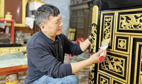 Artisan Bui Van Trinh has participated in the restoration and conservation of many heritage relics in Hue